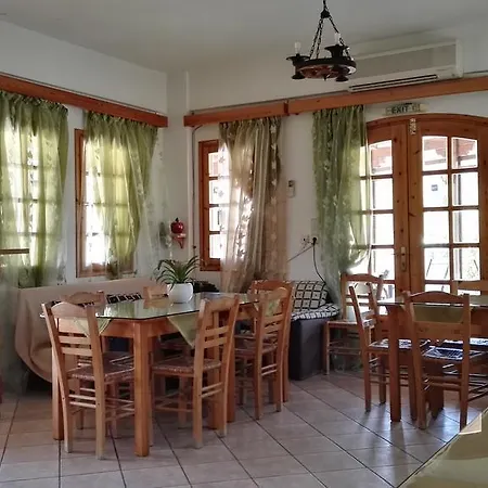 Oda ve Kahvaltı Dimitris 3*